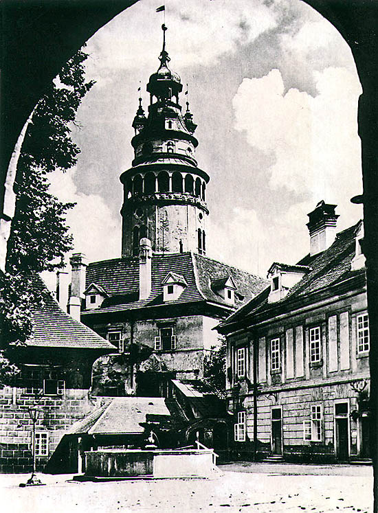 Schlossturm und Münze in Český Krumlov, ein historisches Foto von Josef Seidel