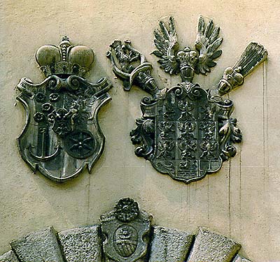 Wappen über der Durchfahrt in den III. Hof des Schlosses Český Krumlov 