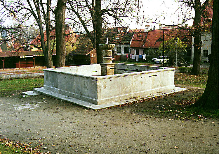 Brunnen auf dem I. Hof des Schlosses Český Krumlov