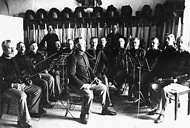 Tzv. Schwarzenberská granátnická kapela na počátku 20. století, historické foto