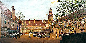 Přehlídka Schwarzenberské granátnické gardy, II. nádvoří zámku Český Krumlov, obraz z roku 1900 