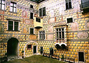 Malby na IV. nádvoří zámku Český Krumlov, detaily figurální výzdoby nad arkýřem 