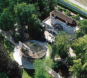 Luftaufnahme der drehbaren Zuschauertribüne und des Lustschlösschens Bellarie im Schlossgarten des Schlosses Český Krumlov, foto:  Libor Sváček 