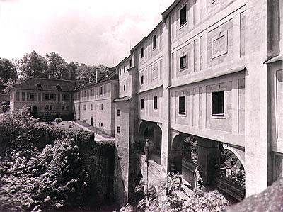 Der sog. Verbindungsgang - der Abschnitt, der vom sog. Renaissancehaus und vom Schlosstheater auf dem V. Hof des Schlosses Český Krumlov in zwei Stockwerken oberhalb der Mantelbrücke führt, ein historisches Foto 