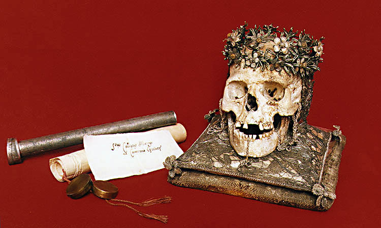 Zámek Český Krumlov, ostatky sv. Kalixta v zámecké kapli sv. Jiří, lebka a tubus s ověřovací listinou z roku 1663 