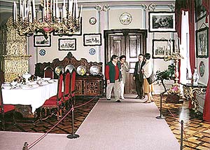 II. tour route of the Český Krumlov Castle, small dining room, visitors on tour 