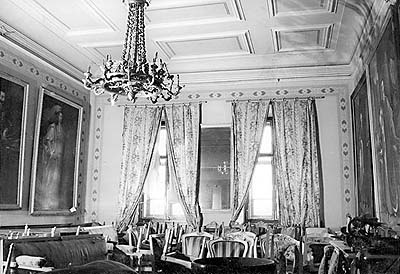 Reinstallation of the historic interiors of the II. tour route of the Český Krumlov Castle, condition of the hall before reinstallation 