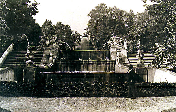 Cascade Fountain in Český Krumlov Castle Gardens, period photography, photo by Seidel 1922