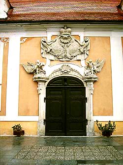 Zámek č. p. 178 - Zámecká jízdárna, detail hlavního portálu 