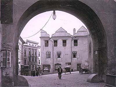 Český Krumlov, Zámek č. p. 46 - Nová lékárna, průhled pod spojovací chodbou, historické foto, foto: J.Siedel 
