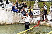 Feier der Wiederinbetriebnahme der Kaskadenfontäne im Schlossgarten in Český Krumlov, 3. 8. 1998, Verwalter der Staatlicher Burg und Schlosses PhDr. Pavel Slavko mit einem Kescher fängt einen Karpfen 