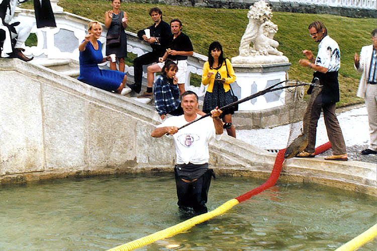 Feier der Wiederinbetriebnahme der Kaskadenfontäne im Schlossgarten in Český Krumlov, 3. 8. 1998, Verwalter der Staatlicher Burg und Schlosses PhDr. Pavel Slavko mit einem Kescher fängt einen Karpfen