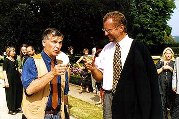Oslava znovuzprovoznění kaskádové fontány v zámecké zahradě, 3.8. 1998, přípitek 