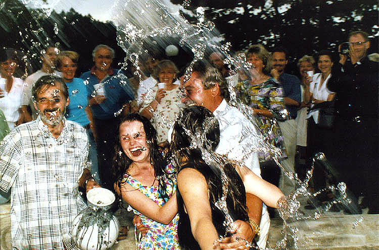 Feier der Wiederinbetriebnahme der Kaskadenfontäne im Schlossgarten in Český Krumlov, 3. 8. 1998, Dusche