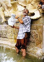 Oslavy znovuzprovoznění kaskádové fontány v zámecké zahradě Český Krumlov, 3.8. 1998, zahradní architekt  Ing. Jiří Olšan čepuje bílé víno, foto: Lubor Mrázek 