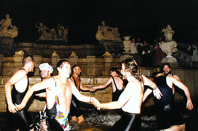 Český Krumlov, Feier der Erneuerung der Schlosskaskadenfontäne 3. 8. 1998, Gruppierung PRORADOST, Aquabellen, foto:  Milan Holakovský
