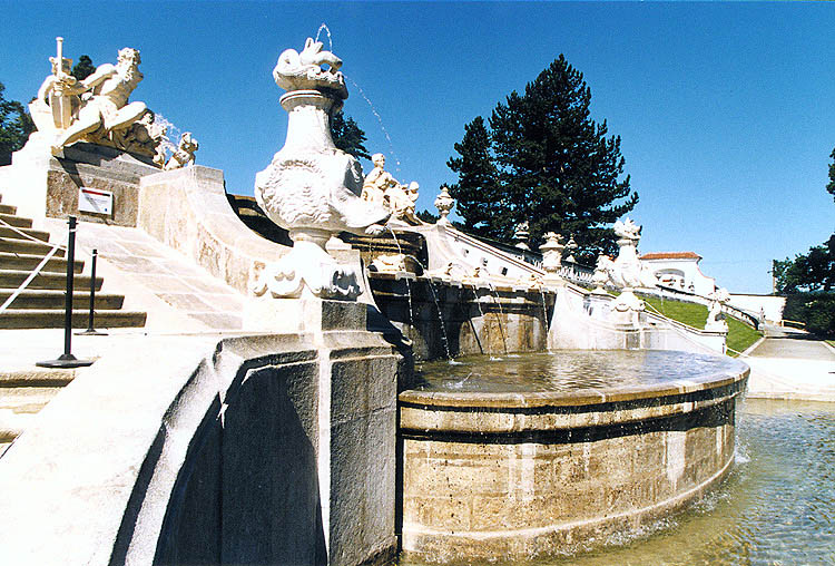 Schloss Český Krumlov, erneuerte Kaskadenfontäne im Schlossgarten, erneuerte Steinbildhauerelemente