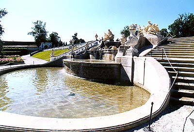 Zámek Český Krumlov, obnovená kaskádová fontána v zámecké zahradě 