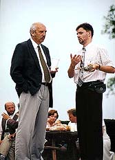 Český Krumlov, oslava obnovení zámecké kaskádové fontány 3.8.1998, senátor Karel Vachta a manager firmy Unios Martin Hák 
