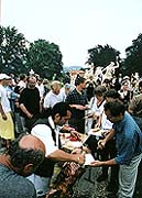 Český Krumlov, oslava obnovení zámecké kaskádové fontány 3.8.1998, pečení selete 