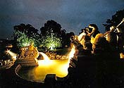 Český Krumlov, oslava obnovení zámecké kaskádové fontány 3.8.1998, kaskádová fontána za nočního osvětlení, zlaté proudy vody 