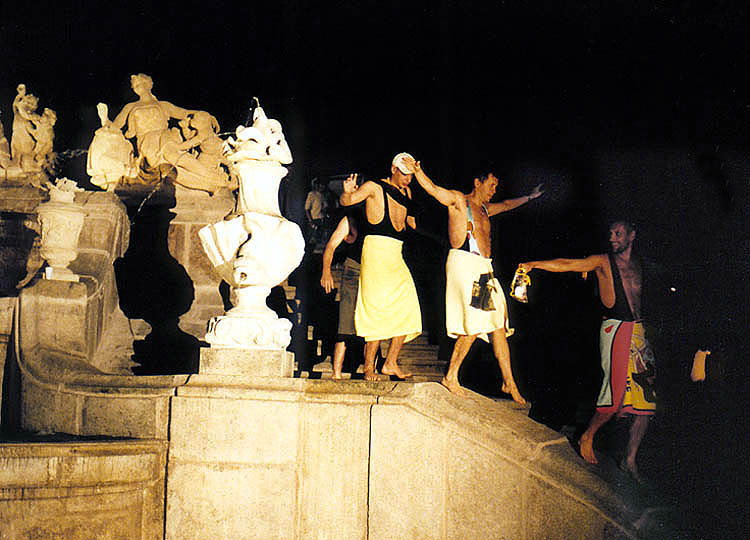 Český Krumlov, Feier der Erneuerung der Schlosskaskadenfontäne 3. 8. 1998, Gruppierung Proradost, Aufmarsch der Aquabellen auf die Kaskadenfontäne
