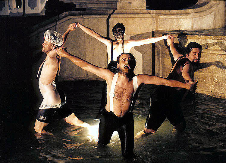Český Krumlov, Feier der Erneuerung der Schlosskaskadenfontäne 3. 8. 1998, Gruppierung Proradost,  Aquabellen beim Tanz in der Kaskadenfontäne