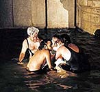 Český Krumlov, oslava obnovení zámecké kaskádové fontány 3.8.1998, Seskupení Proradost, čtyřlístek akvabel ve fontáně 