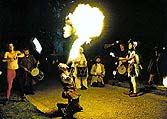 Český Krumlov, oslava obnovení zámecké kaskádové fontány 3.8.1998, polykač ohně při oslavě u kaskádové fontány 