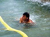 Český Krumlov, oslava obnovení zámecké kaskádové fontány 3.8.1998, vítěz okresního přeboru v plavání 200 M ouško 