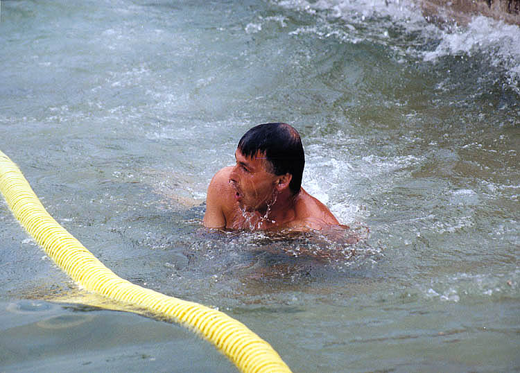 Český Krumlov, Feier der Erneuerung der Schlosskaskadenfontäne 3. 8. 1998, Sieger der Bezirksmeisterschaft im Schwimmen 200 m Seitenschwimmen