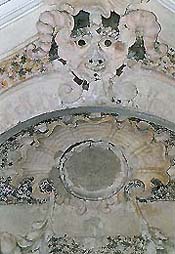 Letohrádek Bellarie v zámecké zahradě v Českém Krumlově, detail výzdoby grotty v přízemí, autor štuků Matyáš André, 1748 