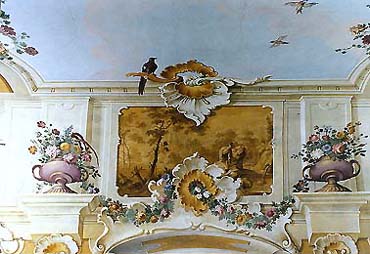 Letohrádek Bellarie v zámecké zahradě v Českém Krumlově, malířská výzdoba - František Jakub Prokyš, 2. polovina 18. století, detail výzdoby stropu horního patra - květinové giriandy a ptactvo 