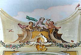 Letohrádek Bellarie v zámecké zahradě v Českém Krumlově, malířská výzdoba - František Jakub Prokyš, 2. polovina 18. století, detail výzdoby stropu horního patra - květinové girlandy a putti 