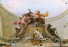 Letohrádek Bellarie v zámecké zahradě v Českém Krumlově, malířská výzdoba - František Jakub Prokyš, 2. polovina 18. století, detail výzdoby stropu horního patra - květinové giriandy a putti se srnkou 
