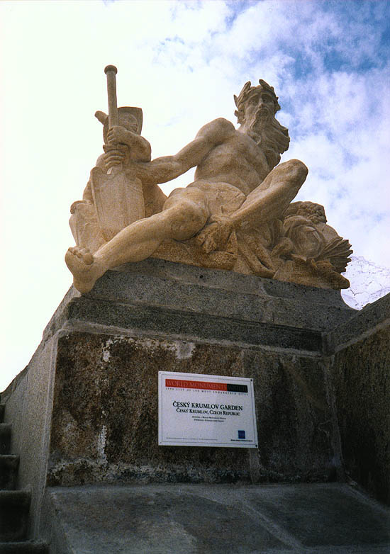 Kaskadenfontäne im Schlossgarten in Český Krumlov, Neptun-Statue, die mit finanzieller Unterstützung des Fonds USA World Monuments Watch erneuert wurde