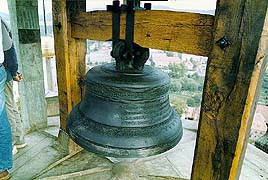 Zvon hodinového bití v lucerně Zámecké věže v Českém Krumlově, stav po restaurování, datace k roku 1591, foto: Bezděk 