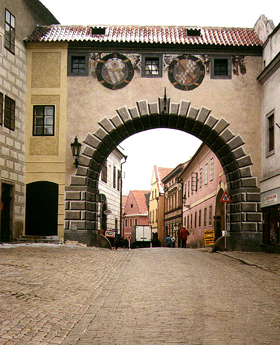 Covered connecting corridor above Latrán Street, section between Castle no.  56 and Latrán no.  50, Minorite monastery, view from the town Český Krumlov, foto: Ladislav Pouzar