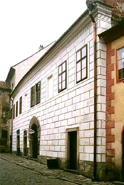 Latrán č. p. 66, tzv. Stará lékárna na zámku Český Krumlov - pohled z Latránu, foto: Ladislav Pouzar 