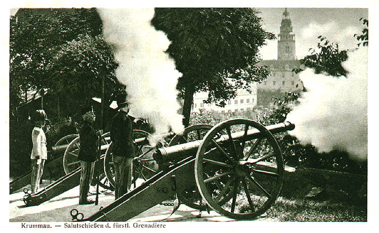 Schwarzenbergische Grenadiergarde beim feierlichen Feuer auf dem II. Hof des Schlosses Český Krumlov, ein historisches Foto, foto:  J.Seidel