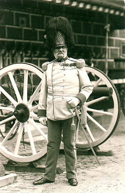 Ein Schwarzenbergischer Grenadier an der Kanone auf dem II. Hof des Schlosses Český Krumlov, Anfang des 20. Jahrhunderts, ein historisches Foto, foto:  J.Seidel