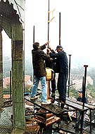 Český Krumlov, Schloss Nr. 59 - Schlossturm, Renovierung, Aufsetzen des vergoldeten Turmknopfes auf Giebel 