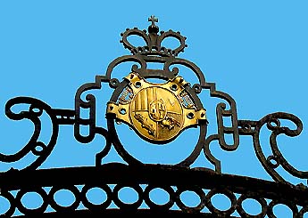 Schloss Český Krumlov, Schwarzenbergisches Wappen auf dem eisernen Tor des V. Schlosshofes, Foto: Martin Švamberg 