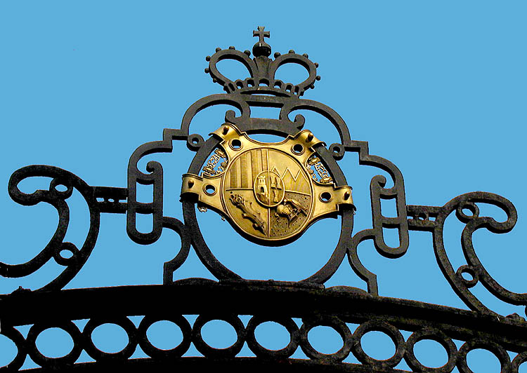 Schloss Český Krumlov, Schwarzenbergisches Wappen auf dem eisernen Tor des V. Schlosshofes, Foto: Martin Švamberg