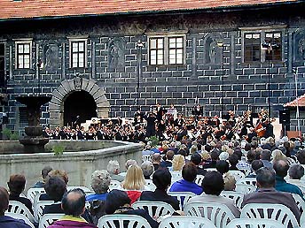 Schloss Český Krumlov, Abendkonzert des Internationalen Musikfestivals auf dem II. Schlosshof, August  1999, Foto: Lubor Mrázek 