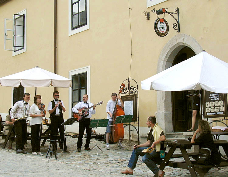 Český Krumlov Castle, the group Black Bottom playing in front of the Unios Internet Café on the I. Courtyard, foto: Zdena Flašková