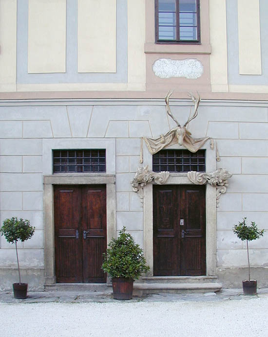 Zámek č.p. 59 Mincovna, parohy nad vchodem připomínají někdejší byt knížecího lovčího, foto: Lubor Mrázek