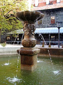 Schloss Český Krumlov, Brunnen auf dem II. Schlosshof, Detail, Foto: Lubor Mrázek 