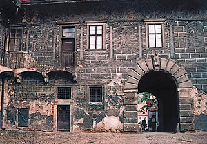 Zámek Český Krumlov, Nové purkrabství, detail západní fasády před restaurováním, foto: Ing. Ladislav Pouzar, 1997 