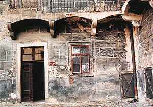 Zámek Český Krumlov, Nové purkrabství, detail jižní fasády, stav před restaurováním, foto: J. a P. Novotný, 1997 